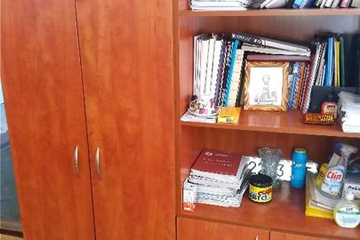 Шафа червоного кольору на 2 полиці та 2 двері