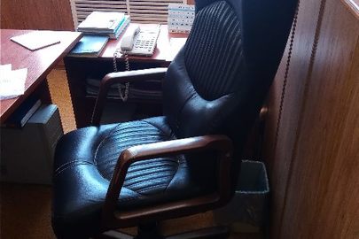 Крісло темного кольору шкіряне - 2 штуки