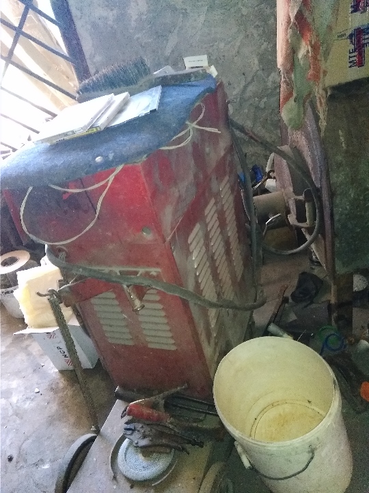 Зварювальний апарат червоного кольору