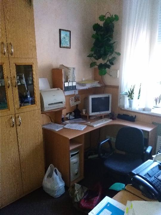 Крісло темного кольору - 2 штуки