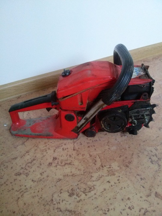 Розукомплектована бензопила червоного кольору марки GL 4500M