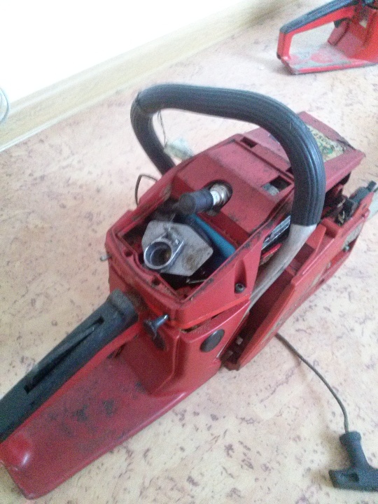 Три бензопили червоного кольору марки GL 4500M