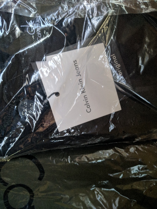 Футболки з етикетками торгової марки KALVIN KLEIN у кількості 8 штук