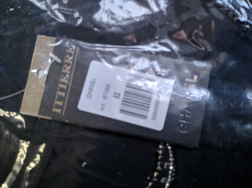 Костюми з етикетками торгової марки CНANEL у кількості 3 штук