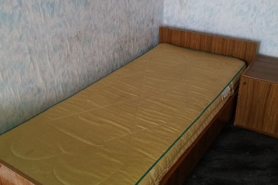 Ліжко односпальне з матрацем, коричневого кольору