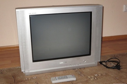 Телевізор "Samsung" сірого кольору та пульт від нього сірого кольору