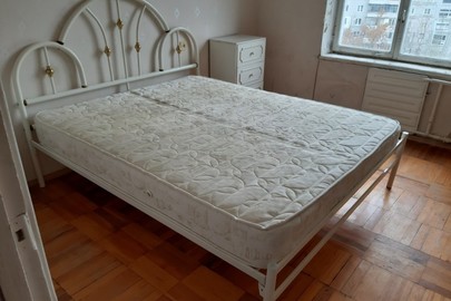 Ліжко металеве білого кольору