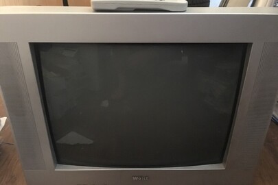 Телевізор West сірого кольору з пультом дистанційного керування сірого кольору