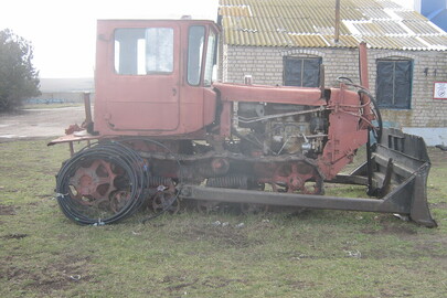 Трактор гусеничний ДТ–75, державний номер 10330ВО, 1992 року випуску, червоного кольору