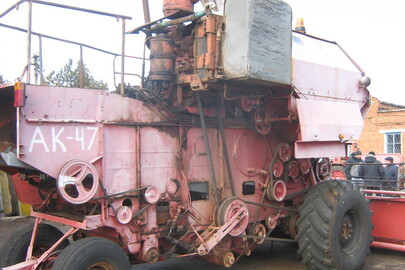 Комбайн зернозбиральний Єнісей 1200, державний номер 10333ВО, 1990 року випуску, червоного кольору