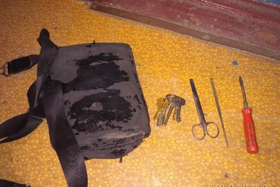 Наплічна чоловіча сумка, зв'язка ключів, металеві ножниці, надфіль, викрутка