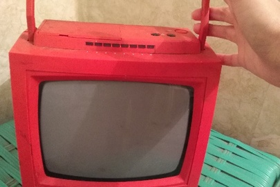 Телевізор "Берізка" 23ТБ-401Д, червоного кольору, чорно-білий