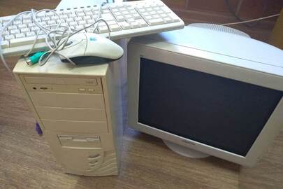 Комп'ютер (системний блок з монітором LG, мишкою та клавіатурою)