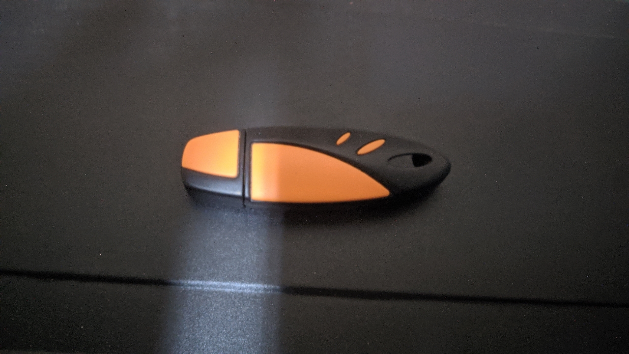 Флеш - носій A-DATA у корпусі чорно-помаранчевого кольору