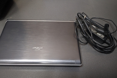 Ноутбук ASUS 950AAS086839 у корпусі чорного кольору та блок живлення до нього