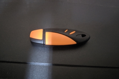 Флеш - носій A-DATA у корпусі чорно-помаранчевого кольору