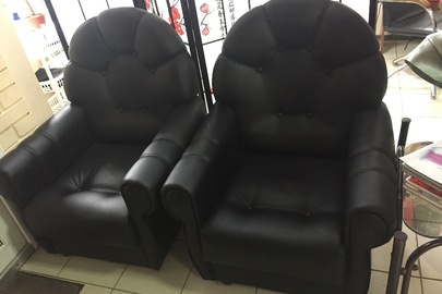Два крісла чорного кольору