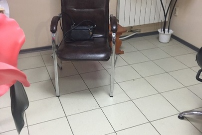 Крісло коричневого кольору