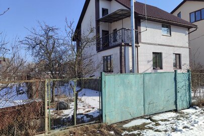 Садовий будинок, загальною площею 138,2 кв.м., житловою площею 63,2 кв.м., та земельна ділянка площею 0,0499 га, К/Н 3221282801:02:015:0062, адреса: Київська обл., Броварський р., с/рада Зазимська, "Зазим'є-6" садове товариство, вул. Садова 4, буд. 16