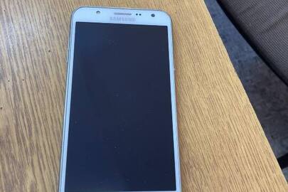 Мобільний телефон "Samsung" білого кольору 