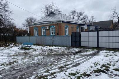 Житловий будинок з господарськими будівлями, реєстраційний номер майна 12284743, розташований за адресою: Полтавська обл., Полтавський (колишній Карлівський) р., с. Попівка, вул. Лялі Убийвовк, буд. 43