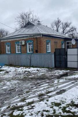 Житловий будинок з господарськими будівлями, реєстраційний номер майна 12284743, розташований за адресою: Полтавська обл., Полтавський (колишній Карлівський) р., с. Попівка, вул. Лялі Убийвовк, буд. 43