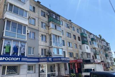 Двокімнатна квартира загальною площею 47,84 кв.м. розташована за адресою: Полтавська обл., м. Кременчук, вул. 60-річчя Жовтня, буд. 14, кв. 45