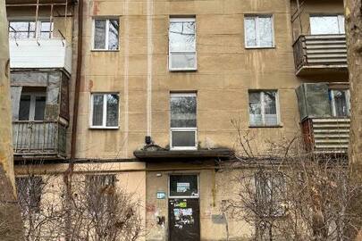 1/5 та 1/10 частини квартири, загальною площею 42,0 кв. м, що знаходиться за адресою: м. Одеса, вул. Героїв Крут, 2, кв. 18
