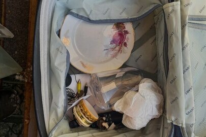 Конфісковане майно за рішенням суду: Дорожня сумка, всередині якої містяться предмети домашнього вжитку ( ваза, тарілка, ложка, шкатулка), б/в