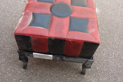 Конфісковане майно за рішенням суду: квадратний пуф на чорних дерев'яних ніжках, б/в