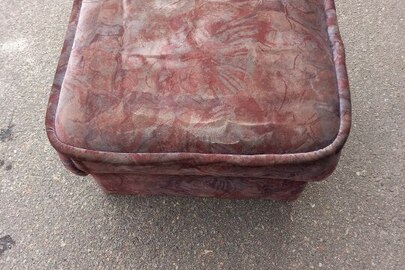 Конфісковане майно за рішенням суду: квадратний пуф обтягнутий матеріалом темно-сірого кольору із сріблястим відблиском, б/в