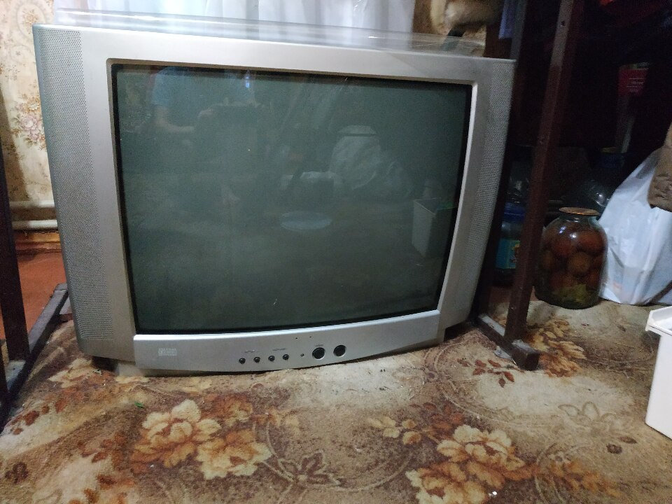 Телевізор сірого кольору, виробник та модель невідомі