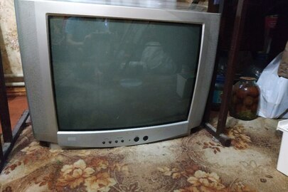 Телевізор сірого кольору, виробник та модель невідомі