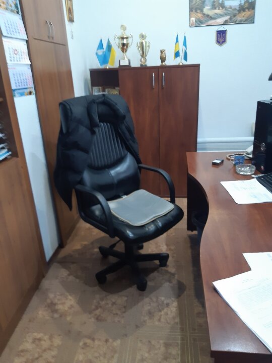 Крісло офісне, чорного кольору, б/в