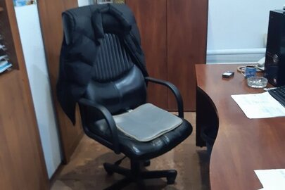 Крісло офісне, чорного кольору, б/в
