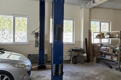 Рухоме майно - обладнання: підйомник SPO 9E – 20, виробництво США, інвентарний № 01.05.2000, б/в