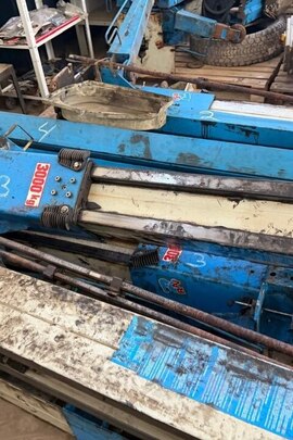 Рухоме майно - обладнання: підйомник KPN – 3271, № 00493; 1999 року випуску, виробництво Італія, інвентарний № 10.05.2000, б/в