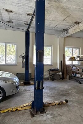 Рухоме майно - обладнання: підйомник SPO 9E – 20, виробництво США, інвентарний № 01.05.2000, б/в