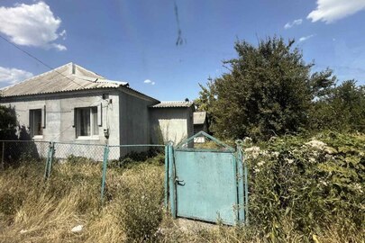 Житловий будинок, загальною площею 55,6 кв.м, за адресою: Дніпропетровська обл., Кам'янський р-н., смт. Карнаухівка, вул. Кленова, 5