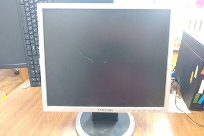 Конфісковане майно за рішенням суду: монітор Samsung s/n HA17HVFL802682W, сірого кольору, в непрацюючому стані, б/в