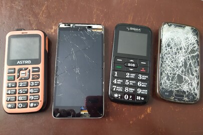 Мобільні телефони в кількості 4 шт.