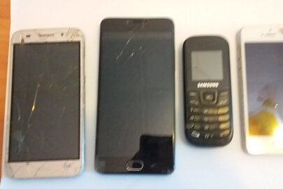 Мобільні телефони в кількості 8 шт.