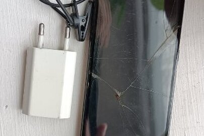 Конфіскація майна за виконавчим листом: мобільний телефон марки "HTC" чорного кольору, навушники та зарядний пристрій до нього, б/в