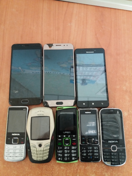 Мобільні  телефони  у кількості 8 штук