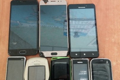 Мобільні  телефони  у кількості 8 штук