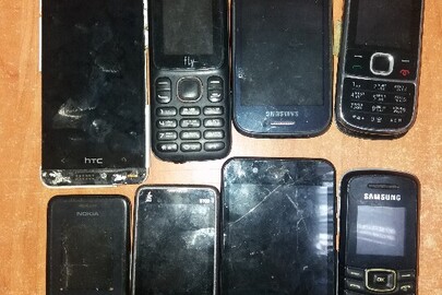 Мобільні телефони у кількості 8 штук
