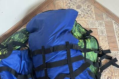 Конфіскація майна за постановою: пара ластів синього кольору з чорними полосками, у кількості 1 шт., та рятувальний жилет синього кольору з жовто-чорними полосками, у кількості 1 шт., б/в
