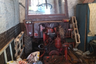 Трактор колісний марки Т-25, 1990 року випуску, червоного кольору, двигун №1263909, заводський № 566335, реєстраційний номер 01638АЕ