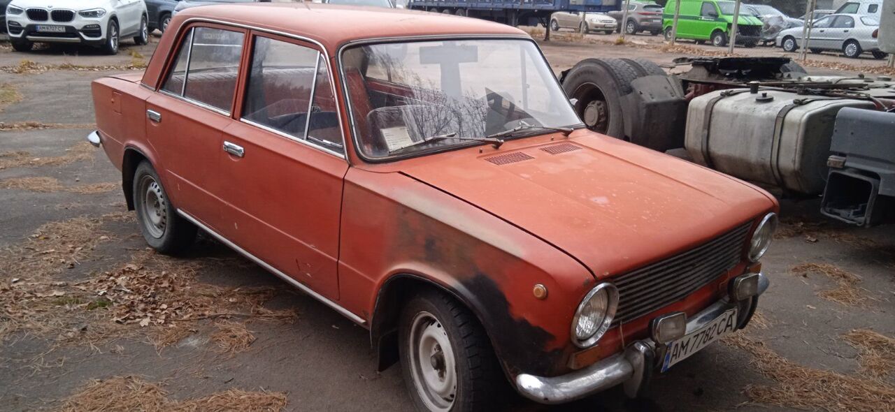 Автомобіль марки ВАЗ, модель 2101, тип кузова - легковий седан-В, 1983 року випуску, номер шасі (кузова, рами): XTA210100D4302987, червоного кольору, реєстраційний номер АМ7782СА