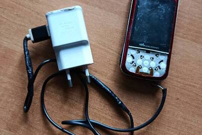 Конфіскація майна за рішенням суду: мобільний телефон марки "Sony Ericsson" та зарядний пристрій до нього (б/в)